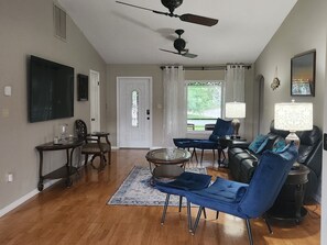 Smart TV - Charming lakefront 3BR 3BA house w/ EV chg in heart of Mt. Dora. Nature abounds. (Mount Dora)