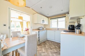 Keittoastiat/astiat/ruokailuvälineet