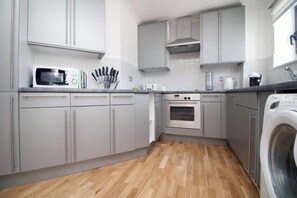 Room - Dray Court - Luxury 2 Bedroom Apartment (Castle)