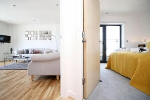 Room - Dray Court - Luxury 2 Bedroom Apartment (Castle)
