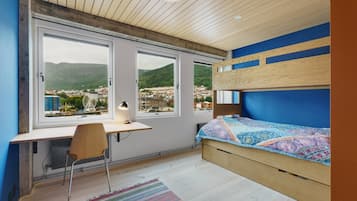 2 bedrooms, desk, travel cot, WiFi