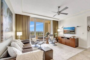 TV - 2B Beachfront condo! Pool! Games! 15 mins to PBI! (Riviera Beach)
