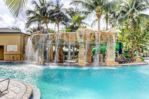 2B Beachfront condo! Pool! Games! 15 mins to PBI!
