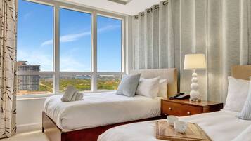 Tabla de planchar con plancha, wifi, ropa de cama