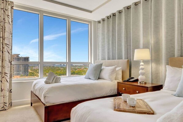 2 bedrooms, WiFi - 2B Beachfront condo! Pool! Games! 15 mins to PBI! (Riviera Beach)