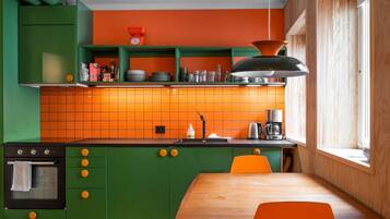 Fridge, oven, stovetop, dishwasher