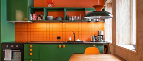 Réfrigérateur, un four, surface de cuisson, lave-vaisselle