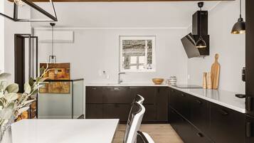 Kjøleskap, mikrobølgeovn, ovn og kokeplater