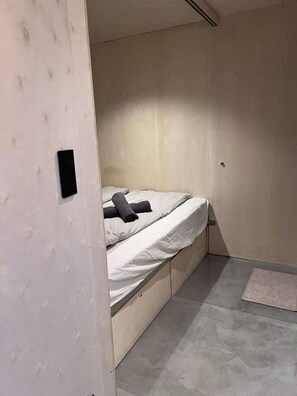 1 bedroom, desk, WiFi