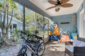Property grounds - Lido Key Getaway - Bikes & Beach Gear (Sarasota)