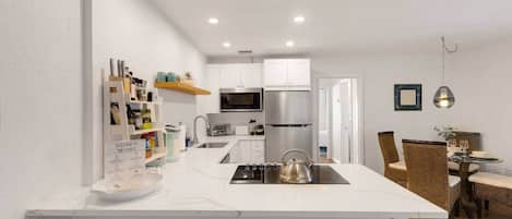 Fridge, microwave, stovetop, dishwasher