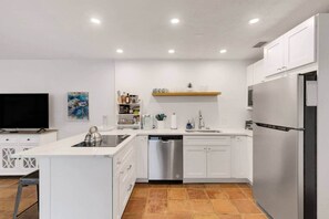 Fridge, microwave, stovetop, dishwasher - Lido Key Getaway - Bikes & Beach Gear (Sarasota)