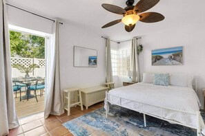 2 bedrooms, iron/ironing board, travel cot, free WiFi - Lido Key Getaway - Bikes & Beach Gear (Sarasota)
