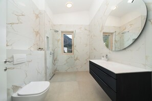 Suihku, hiustenkuivaaja, pyyhkeet, saippua