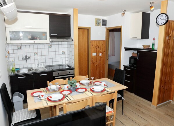 Fridge, microwave, oven, stovetop