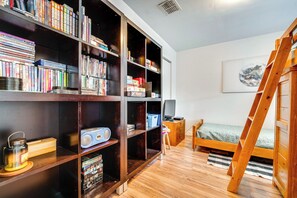 3 bedrooms, desk, iron/ironing board, Internet