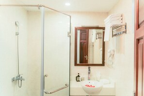 Shower, free toiletries, hair dryer, slippers - Moon Hotel Apartment (Hanoi)