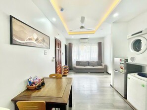Apartamento panorámico, balcón, vistas a la ciudad | Zona de estar