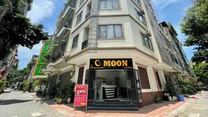 Een meerlaags gebouw met een bordje 'C Moon' op de begane grond.