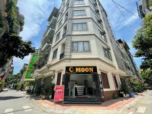 Front of property - Moon Hotel Apartment (Hanoi)