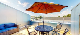 Rehoboth Beach dog friendly townhome w/deck, patio, grill close to marina