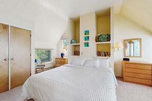 3 bedrooms, iron/ironing board, Internet, bed sheets - Walk-to-lifts house w/ mountain view, deck, fireplace, shared pool & tennis, w/d (Warren)