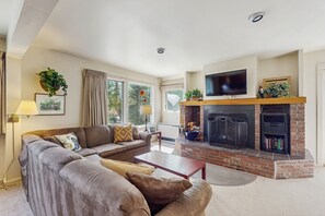 TV, fireplace, books - Walk-to-lifts house w/ mountain view, deck, fireplace, shared pool & tennis, w/d (Warren)