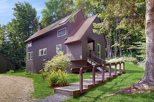 Walk-to-lifts house w/ mountain view, deck, shared pool & tennis, w/d