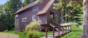 Home w/ mountain view, deck, shared pool & tennis, w/d