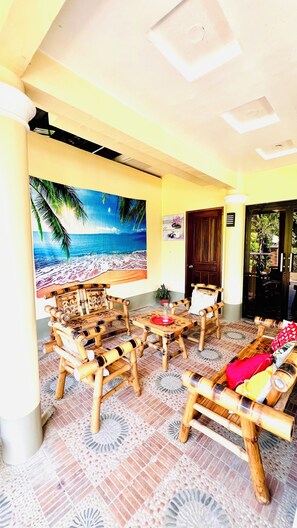 Interior - Chateau La Princesa with lovely garden & bar "family friendly villa" (Puerto Princesa City)