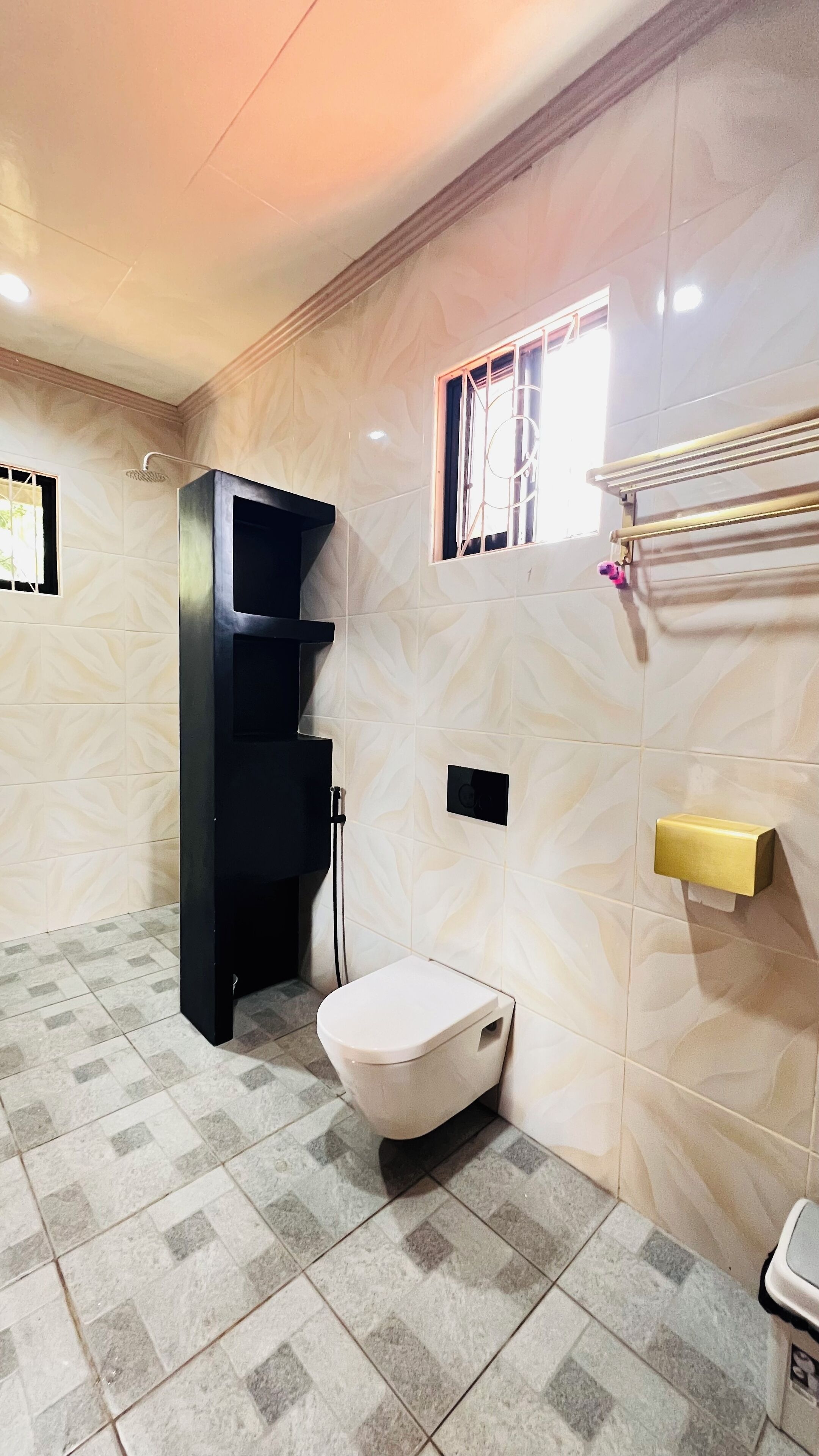 Un baño con inodoro, ducha y lavamanos.