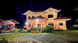 Exterior - Chateau La Princesa with lovely garden & bar "family friendly villa" (Puerto Princesa City)