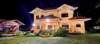 Chateau La Princesa with lovely garden & bar "family friendly villa"