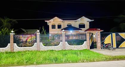 Chateau La Princesa with lovely garden & bar "family friendly villa"