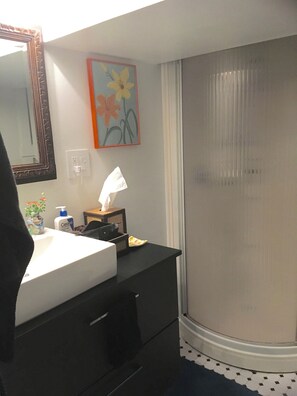 Haartrockner, Handtücher, Seife, Toilettenpapier