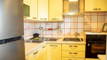 Kühlschrank, Ofen, Herdplatte, Wasserkocher mit Kaffee-/Teezubehör