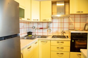 Refrigerador, horno, parrilla de estufa y cafetera y tetera 