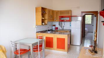 Kühlschrank, Ofen, Herdplatte, Wasserkocher mit Kaffee-/Teezubehör