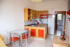 Fridge, oven, stovetop, coffee/tea maker