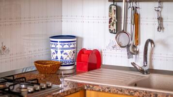 Een koelkast, een oven, een kookplaat, een koffiezetapparaat/waterkoker