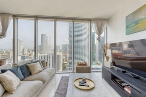 TV, DVD player - Luxury dog friendly condo with ocean views, ideal location, lap pool, & hot tub (Miami)