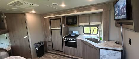 冷蔵庫、電子レンジ、オーブン、コンロ