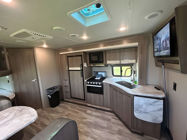 Kühlschrank, Mikrowelle, Ofen, Herdplatte