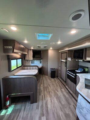 Kjøleskap, mikrobølgeovn, ovn og kokeplater