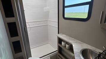 Regadera, toallas, jabón, shampoo