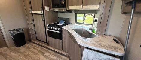 Køleskab, mikrobølgeovn, ovn, kogeplade