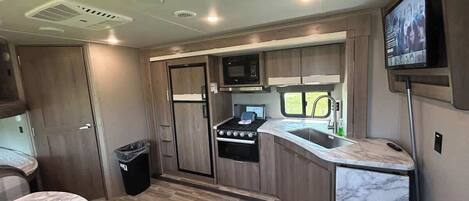 Refrigerador, microondas, horno y parrilla de estufa