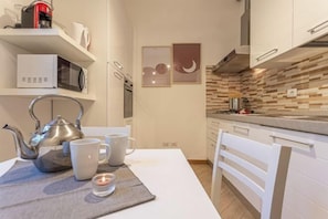 Cribs/infant beds