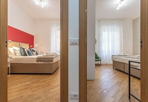 Cribs/infant beds