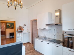 Kylskåp, mikrovågsugn, ugn och spishäll